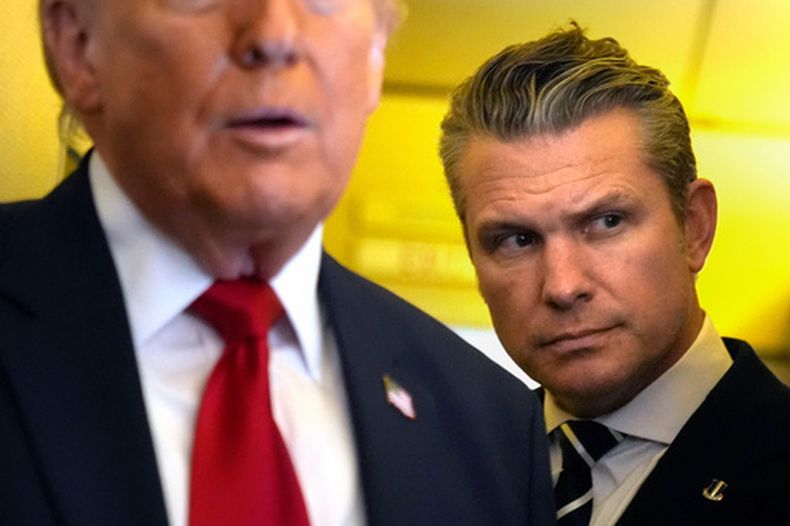 El secretario de Defensa de Estados Unidos, Pete Hegseth, escucha mientras el presidente Donald Trump habla con periodistas mientras viaja en el Air Force One desde la base Dover en Delaware y hacia Miami, el sábado 7 de marzo de 2026. (AP Foto/Mark Schiefelbein)
