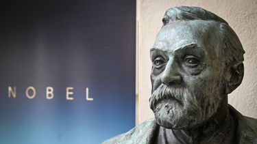ARCHIVO - Un busto de Alfred Nobel en el Instituto Karolinksa, el lunes 3 de octubre de 2022, en Estocolmo, Suecia. Los primeros premios Nobel fueron otorgados en 1901, cinco años después de la muerte de Nobel. (Henrik Montgomery/Agencia de noticias TT vía AP, archivo)