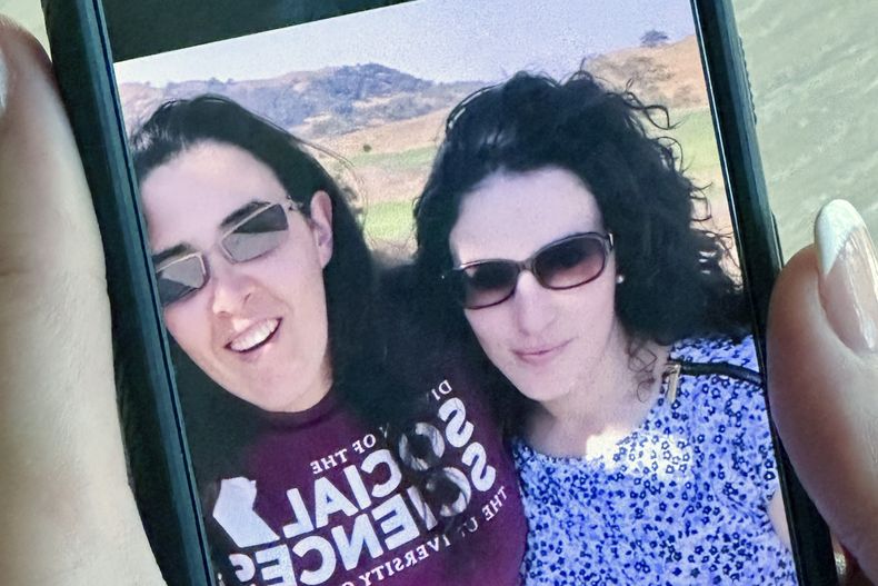 Este selfie tomado en septiembre del 2018, suministrado por Emma Tsurkov (der), muestra a ella a la derecha con Elizabeth Tsurkov en Santa Clara Valley, California (Foto AP/Eric Tucker)