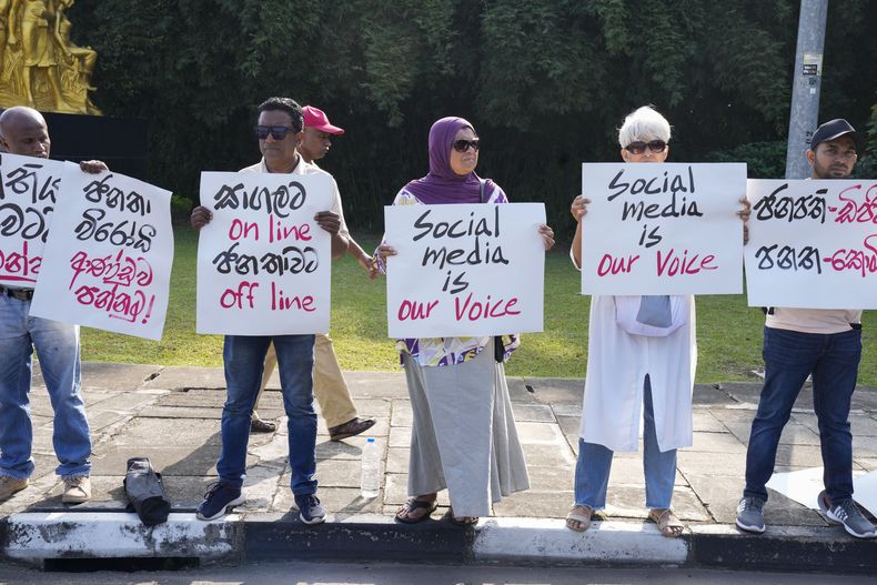 Una protesta contra una ley de seguridad en internet, en Colombo, Sri Lanka, el 23 de enero de 2024. (Foto AP/Eranga Jayawardena)
