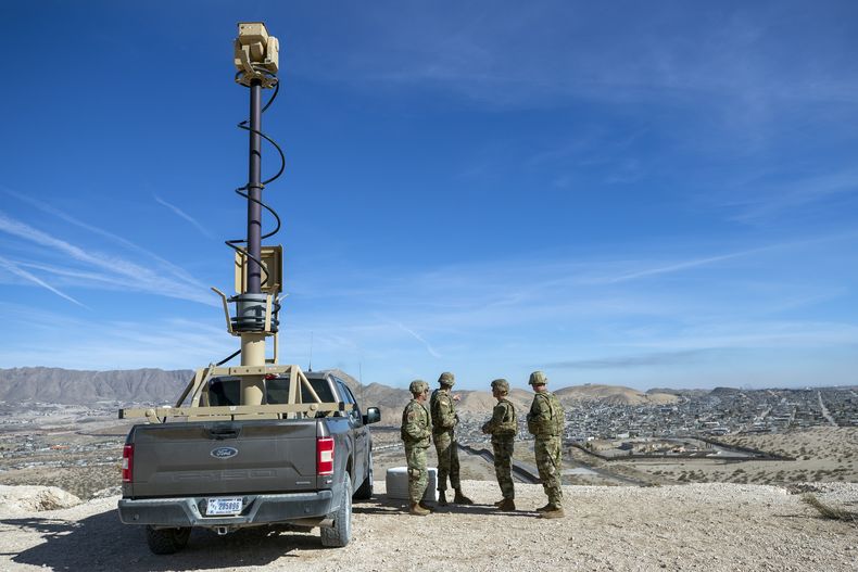 Soldados observan el muro fronterizo junto a un vehículo de vigilancia, el 3 de febrero de 2025, en Sunland Park, Nuevo México. (AP Foto/Andres Leighton, Archivo)