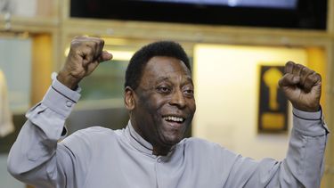 americateve | En esta imagen dl 15 de junio del 2014 se ve a Pel&eacute; durante la inauguraci&oacute;n del Museo pel&eacute; en Santos, Brasil. Los m&eacute;dicos suspendieron el tratamiento renal a Pel&eacute;, quien sigue mejorando, seg&uacute;n inform&oacute; el 30
