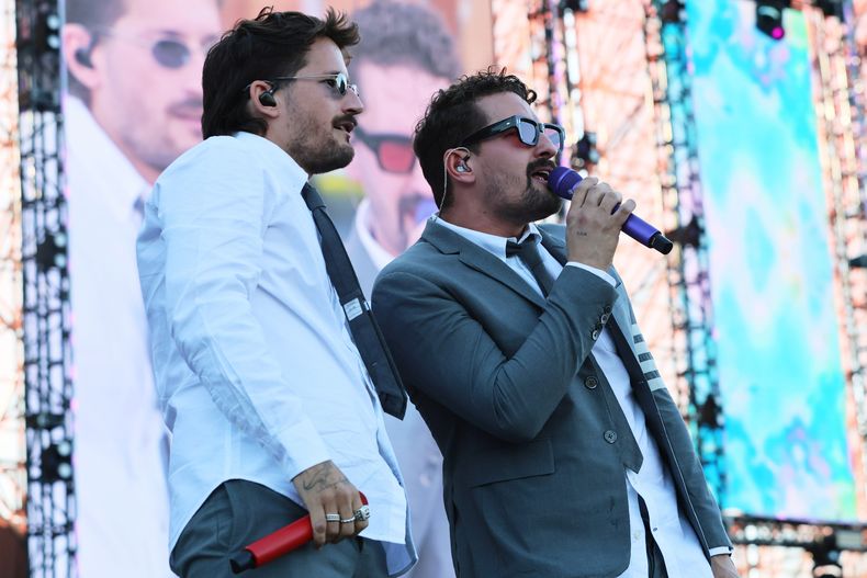 Los hermanos venezolanos Mau and Ricky se presentan durante el festival de música Coca-Cola Flow Fest en la Ciudad de México, el domingo 23 de noviembre de 2025. (Foto AP/Ginnette Riquelme)