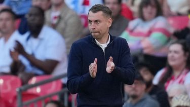ARCHIV0 - El técnico de Southampton Tonda Eckert durante la semifinal de la Copa FA contra Manchester City, el 25 de abril de 2026, en Manchester. (AP Foto/Kin Cheung, File)