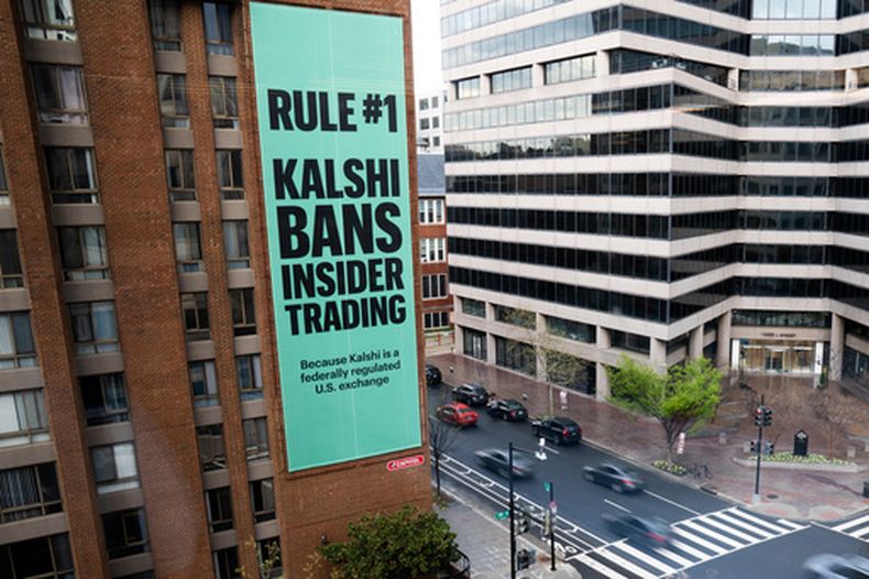 Un anuncio de la plataforma de mercados predictivos Kalshi, el 1 de abril de 2026, en Washington. (AP Foto/Allison Robbert, Archivo)