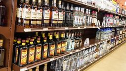 ARCHIVO - Anaqueles de una tienda exhiben botellas de ron para su venta en una tienda de vinos y licores, el sábado 22 de enero de 2022, de Harmony, Pensilvania. (AP Foto/Keith Srakocic, archivo)