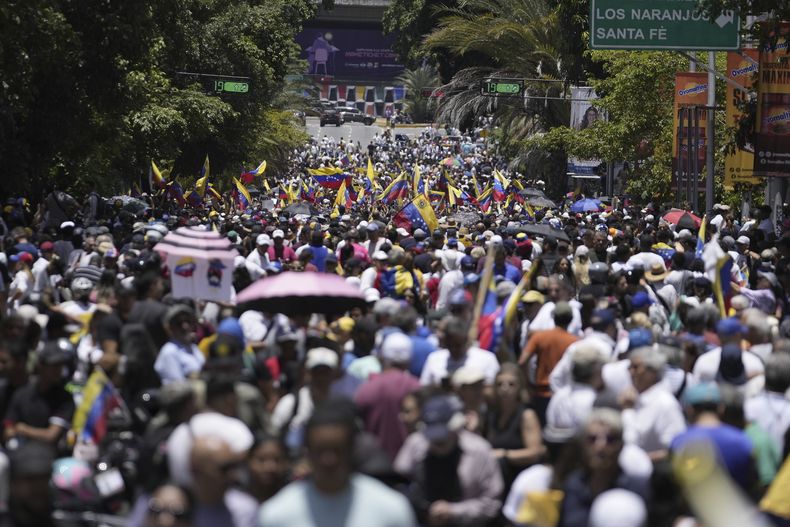 Partidarios se reúnen para manifestarse con la líder opositora María Corina Machado, en Caracas, Venezuela, el sábado 3 de agosto de 2024. (AP Foto/Matías Delacroix)
