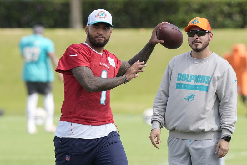 Tua Tagovailoa (1), quarterback de los Dolphins de Miami, se alista para lanzar un pase durante el entrenamiento del equipo, el miércoles 23 de octubre de 2024, en Miami Gardens, Florida. (AP Foto/Marta Lavandier)