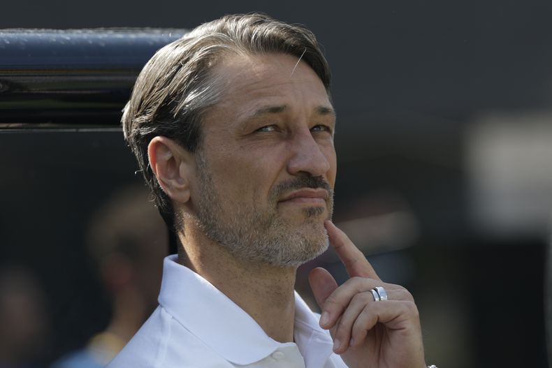 Niko Kovac, técnico del Borussia Dortmund, espera el inicio del partido ante el Real Madrid, en los cuartos de final del Mundial de Clubes, el sábado 5 de julio de 2025 (AP Foto/Adam Hunger)