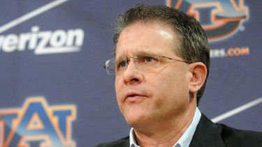 americateve | El t&eacute;cnico de Auburn Gus Malzahn ofrece una conferencia de prensa el 18 de diciembre del 2013 en Auburn, Alabama. Malzahn fue elegido el t&eacute;cnico de f&uacute;tbol americano universitario del a&ntilde;o por la AP. (AP Photo/AL.com, Julie Benne