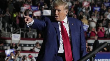 ARCHIVO - El expresidente Donald Trump, aspirante a la candidatura presidencial republicana, llega a un mitin de campaña el 29 de julio de 2023, en Erie, Pensilvania. (AP Foto/Sue Ogrocki, archivo)