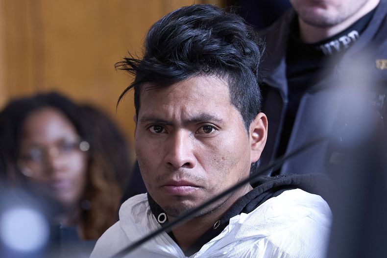 Sebastián Zapeta, acusado de quemar viva a una mujer en un tren del metro de la ciudad de Nueva York, comparece en el tribunal, el martes 24 de diciembre de 2024, en Nueva York. (AP Foto/Curtis Means vía Pool)