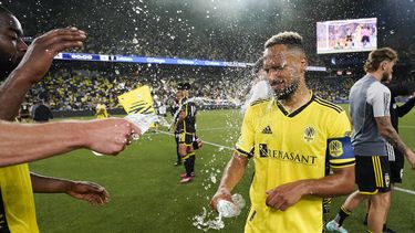 Los jugadores del Nashville SC lanzan agua a su compañero Hany Mukhtar tras la victoria 3-1 ante Columbus en la MLS, el domingo 28 de mayo de 2023, en Nashville. (AP Foto/George Walker IV)
