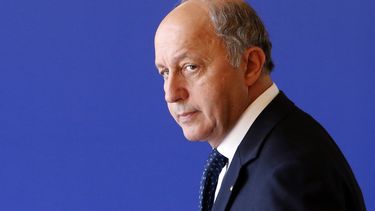 americateve | ARCHIVO - En esta foto del 26 de julio del 2014, el canciller franc&eacute;s Laurent Fabius arriba para hablar en una conferencia de prensa tras una renuni&oacute;n para presionar por un cese del fuego en Gaza, en Par&iacute;s. Fabius dijo el mi&eacute;rc