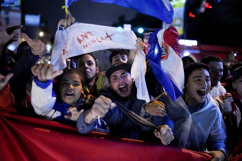 Personas se manifiestan el martes 2 de mayo de 2023, en Asunción, Paraguay, para señalar lo que afirma fue un fraude en la elección general. (AP Foto/Jorge Saenz)