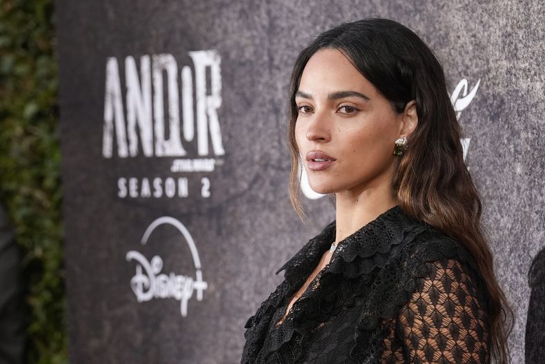 Adria Arjona llega a un evento de lanzamiento de la segunda temporada de Andor el lunes 14 de abril de 2025, en el Teatro El Capitán de Los Ángeles. (Foto AP/Chris Pizzello)