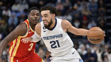 Jones, Brooks potencian a Memphis en triunfo ante Hawks