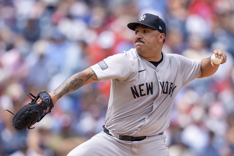 El cubano Néstor Cortés, abridor de los Yankees de Nueva York, hace un lanzamiento en el juego ante los Filis de Filadelfia, el miércoles 31 de julio de 2024 (AP Foto/Chris Szagola)
