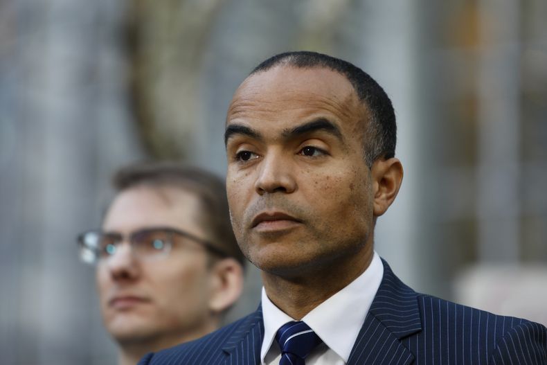 El fiscal general del Washington Nick Brown en una conferencia de prensa tras una audiencia en un tribunal de Seattle sobre la orden del presidente Donald Trump sobre atención médico para jóvenes transgénero el 28 de febrero del 2025. (AP foto/Manuel Valdes)