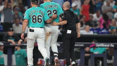 El jardinero de los Marlins de Miami, Kyle Stowers (28), es retirado del campo por el mánager Clayton McCullough (86) durante la quinta entrada de un partido de béisbol contra los Angelinos de Los Ángeles, el domingo 9 de agosto de 2026, en Miami. (Foto AP/Lynne Sladky)
