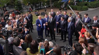 El presidente Donald Trump habla con periodistas en la Casa Blanca, en Washington, el martes 29 de septiembre de 2026, tras reunirse con altos ejecutivos de empresas de inteligencia artificial. (AP Foto/Jacquelyn Martin)