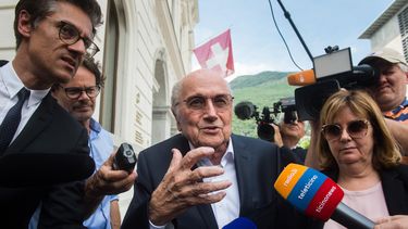 Blatter evita declarar al iniciar juicio por corrupción