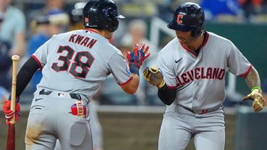 Brayan Rocchio celebra con su compañero de los Guardianes de Cleveland Steven Kwan tras batear un jonrón solitario en la séptima entrada ante los Reales de Kansas City el sábado 26 de septiembre del 2026. (AP Foto/Charlie Riedel)