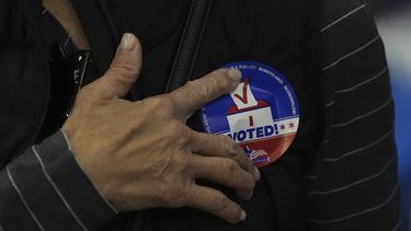 Una persona con un botón que dice “Yo voté” el primer día en que se permitieron sufragios tempranos en Chicago, el 3 de octubre del 2024. (AP foto/Charles Rex Arbogast)