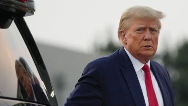 El expresidente Donald Trump se dirige a hacer declaraciones a la prensa antes de partir del aeropuerto internacional Atlanta Hartsfield-Jackson, en Atlanta, el jueves 24 de agosto de 2023. (AP Foto/Alex Brandon)