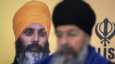 Al fondo se ve la foto de Hardeep Singh Nijjar durante una conferencia de prensa de la comunidad sij sobre el homicidio de su líder en junio de 2023 en Surrey, Columbia Británica, el 3 de mayo de 2024. (Ethan Cairns/The Canadian Press vía AP)