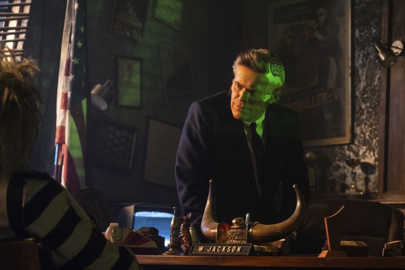 Esta imagen proporcionada por Warner Bros. Pictures muestra a Willem Dafoe en una escena de Beetlejuice Beetlejuice. (Parisa Taghizadeh/Warner Bros. Pictures via AP)