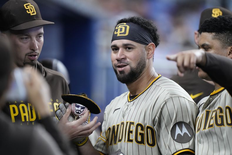 Gary Sánchez (centro) de los Padres de San Diego tras conectar un jonrón ante los Marlins de Miami, el jueves 1 de junio de 2023, en Miami. (AP Foto/Wilfredo Lee)