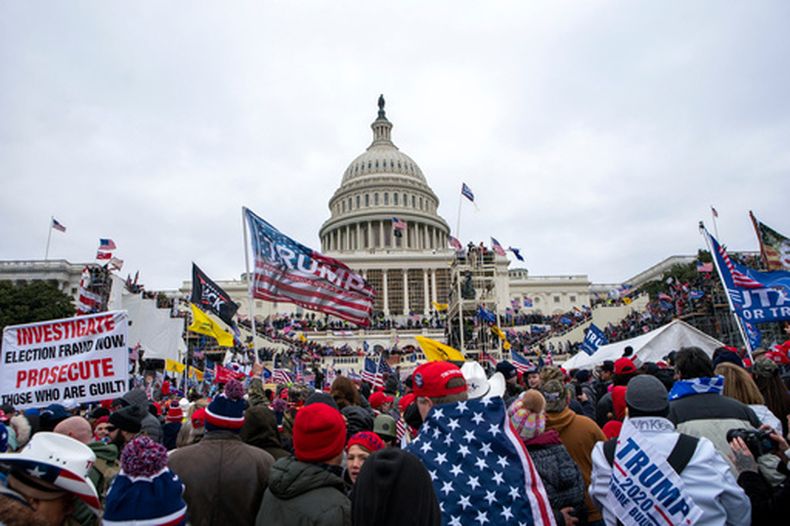 ARCHIVO – Insurrectos leales al presidente Donald Trump marchan hacia el Capitolio en Washington, el 6 de enero de 2021. (AP Foto/Jose Luis Magana, Archivo)
