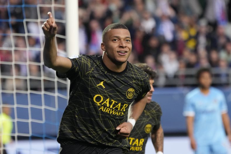 Kylian Mbappe celebra tras marcar el primer gol del Paris Saint Germain en la victoria 3-1 ante Troyes en la liga francesa, el domingo 7 de mayo de 2023. (AP Foto/Lewis Joly)