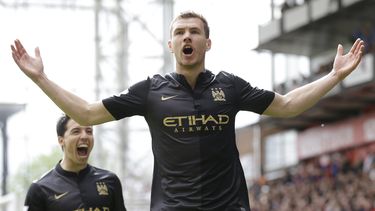 americateve | El jugador de Manchester City,  Edin Dzeko, derecha, festeja un gol contra Crystal Palace en la liga Premier el domingo, 27 de abril de 2014, en Londres. (AP Photo/Kirsty Wigglesworth)