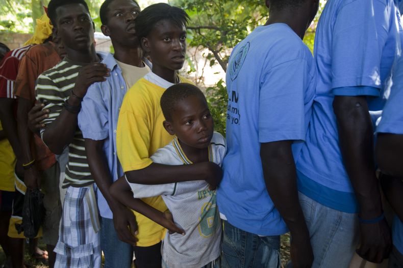 Haitianos deportados de la Rep&uacute;blica Dominicana esperan para abordar un autob&uacute;s que los lleve a sus ciudades de origen en un refugio en Croix-des-Bouquets, Hait&iacute;, el domingo 24 de noviembre de 2013. La Comunidad del Caribe (Caricom) c