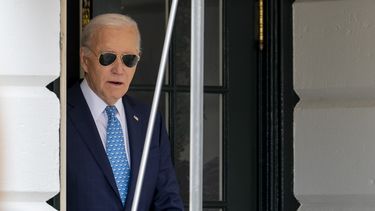 El presidente Joe Biden camina hacia el helicóptero presidencial en el jardín de la Casa Blanca para un vuelo breve a la Base Aérea Andrews y de ahí a Florida para participar de actos electorales, 30 de enero de 2024. (AP Foto/Andrew Harnik)