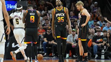 En foto del jueves 11 de mayo del 2023, el alero de los Suns de Phoenix Kevin Durant reacciona ene l juego 6 de las semifinales de la Conferencia Oeste ante los Nuggets de Denver. (AP Foto/Matt York)