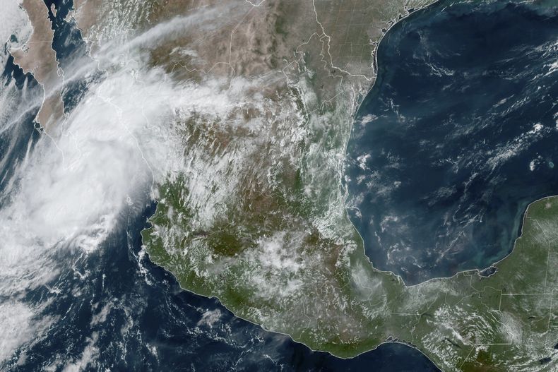 Esta imagen satelital --tomada a las 12:40 de la tarde tiempo del este de Estados Unidos el 13 de septiembre de 2024 y proporcionada por la Oficina Nacional de Administración Oceánica y Atmosférica de Estados Unidos (NOAA, por sus siglas en inglés)-- muestra la tormenta tropical Ileana en Baja California Sur, México. (NOAA vía AP)