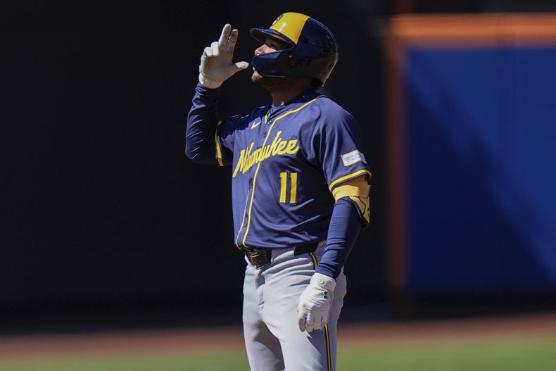 Jackson Chourio (11) de los Cerveceros de Milwaukee tras conectar un doble ante los Mets de Nueva York, el domingo 31 de marzo de 2024, en Nueva York. (AP Foto/Frank Franklin II)