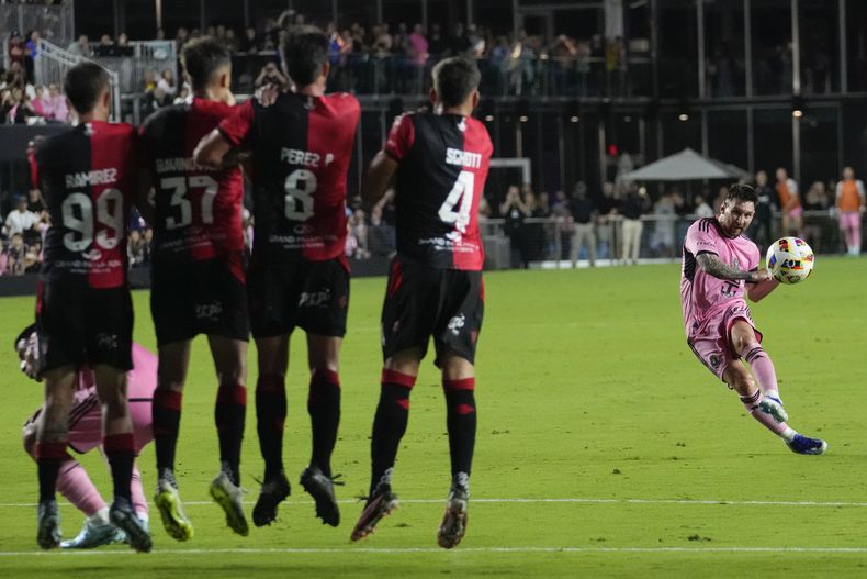El argentino Lionel Messi, del Inter Miami, ejecuta un tiro libre en un partido amistoso ante Newells Old Boys, el jueves 15 de febrero de 2024, en Fort Lauderdale, Florida (AP foto/Rebecca Blackwell)