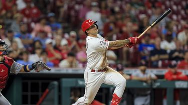 Nick Senzel de los Rojos de Cincinnati observa su elevado de sacrificio en la décima entrada para la victoria ante los Cardenales de San Luis el lunes 22 de mayo del 2023. (AP Foto/Aaron Doster)
