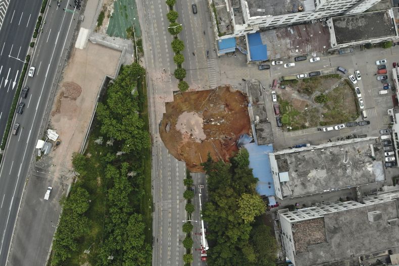 En esta imagen, distribuida por la agencia noticiosa Xinhua, se muestra una vista aérea de una obra derrumbada en un tramo del ferrocarril Shenzhen-Jiangmen en Shenzhen, en la provincia de Guangdong, en el sur de China, el 5 de diciembre de 2024. (Xinhua vía AP)
