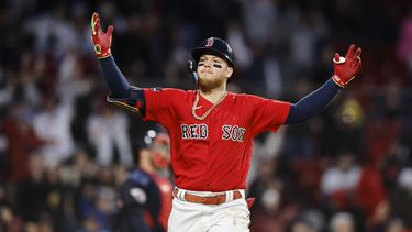 El mexicano Alex Verdugo, de los Medias Rojas de Boston, batea el sencillo de la victoria ante los Guardianes de Cleveland, el sábado 29 de abril de 2023 (AP Foto/Michael Dwyer)