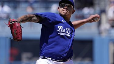 Julio Urías, abridor de los Dodgers de Los Ángeles, lanza durante la segunda entrada del juego ante los Rockies de Colorado, el domingo 13 de agosto de 2023, en Los Ángeles. (AP Foto/Mark J. Terrill)