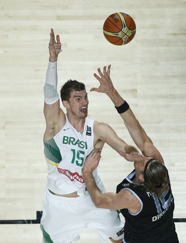 El brasile&ntilde;o Tiago Splitter, izquierda, dispara a la canasta sobre el argentino Walter Herrmann en el Mundial de b&aacute;squetbol, el domingo 7 de septiembre de 2014. (AP Foto/Andres Kudacki)