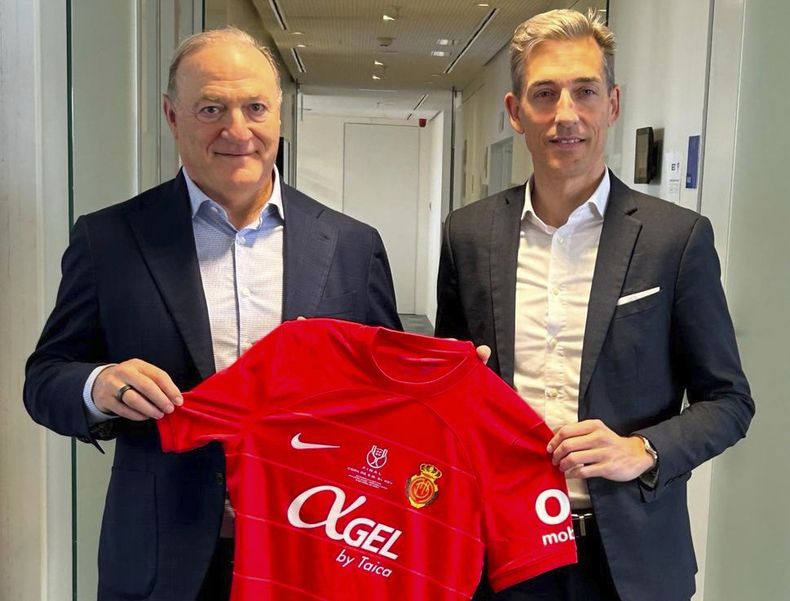 El presidente y dueño mayoritario del Mallorca Andy Kohlberg, left junto al director ejecutivo del club Alfonso Díaz posa para una entrevista con The Associated Press el lunes primero de abril del 2024. (AP Photo/Tales Azzoni)