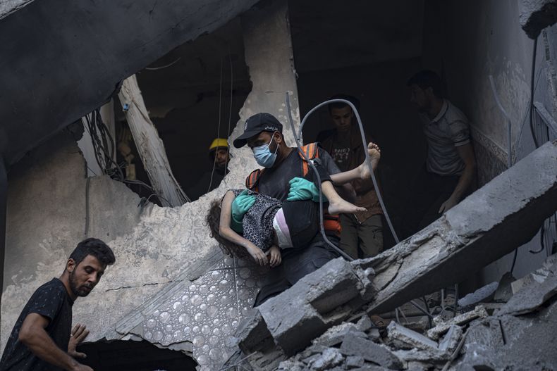 Palestinos evacúan a los heridos de un edificio destruido en el bombardeo israelí de Khan Younis, en la Franja de Gaza, el jueves 19 de octubre de 2023. (AP Foto/Fatima Shbair)