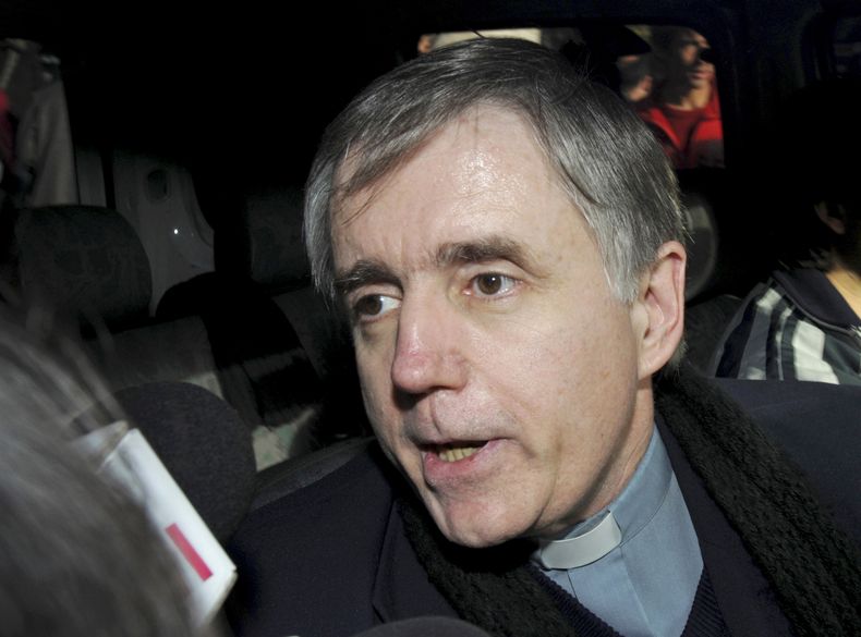 En esta fotograf&iacute;a de archivo del 10 de junio de 2009, el sacerdote cat&oacute;lico argentino Julio C&eacute;sar Grassi habla con periodistas al salir de un tribunal tras ser declarado culpable de abuso sexual en Buenos Aires, Argentina. Grassi, qu