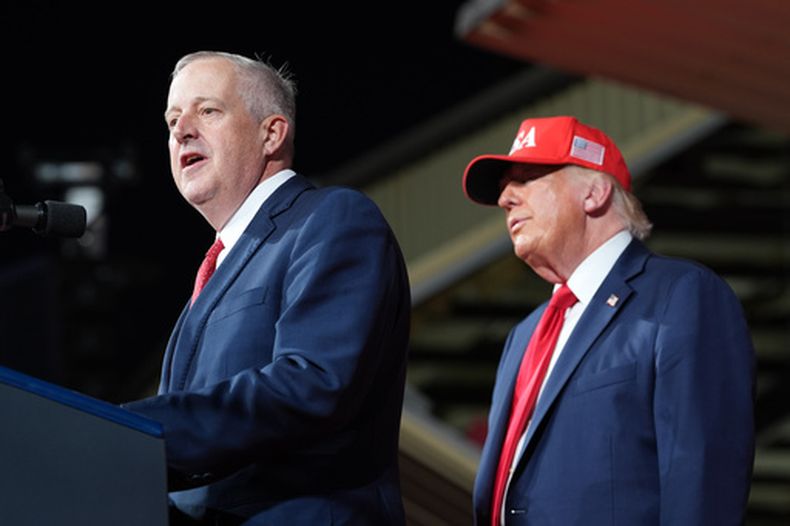 El presidente de Estados Unidos, Donald Trump, escucha al candidato republicano al Senado por Carolina del Norte, Michael Whatley, en un mitin en el Aeropuerto Municipal de Gastonia, el miércoles 16 de septiembre de 2026, en Gastonia, Carolina del Norte. (AP Foto/Alex Brandon)